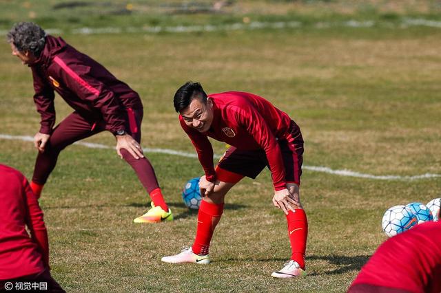 今日焦点战预告18:00韩职联升降级附加赛 釜山偶像vs水原FC、金浦FCvsFC江原 首回合谁能先拔头筹？20:00亚冠赛事武汉三镇 VS 浦项制铁，武汉三镇能否捍卫主场颜面？03:00 英超赛场谢菲尔德联 VS 利物浦，谢菲尔德联临阵换帅，利物浦笑纳三分？04:15 英超 曼联 VS 切尔西，红蓝大战，曼联内部频传将帅不合之声，切尔西乘势再取一胜？事件图片报：穆勒想再踢一年，若续约他希望不降薪&转会想去欧冠球队德媒《图片报》报道称，穆勒还想要再踢一年，如果和拜仁续约他希望的是不降薪。